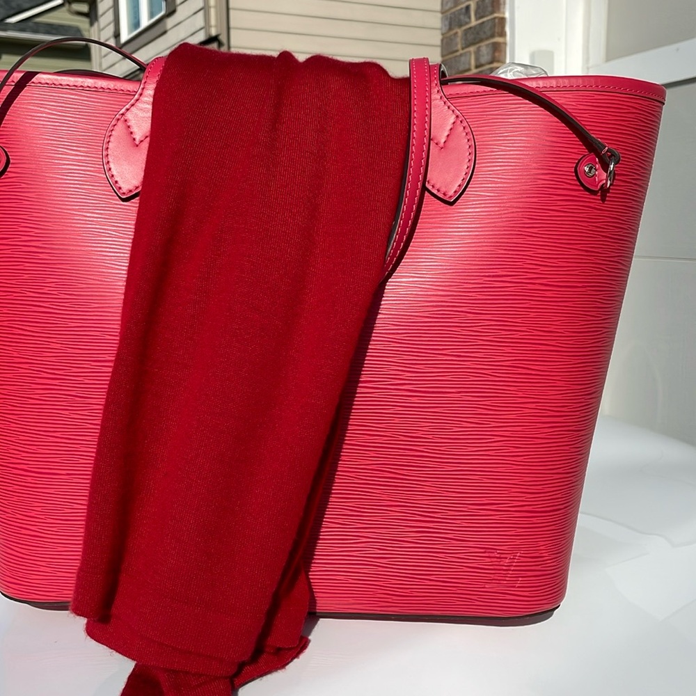 Authentic Louis Vuitton Neverfull Tote in Epi Leather - Picture 4 of 17